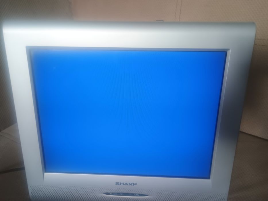 Малък телевизор с дистанционно