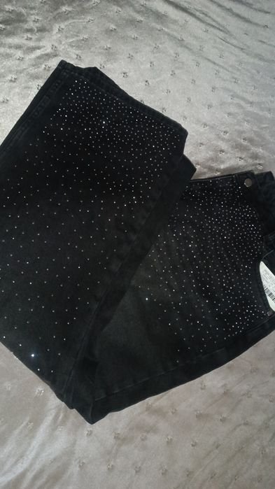 Дънки с прав крачол и камъни