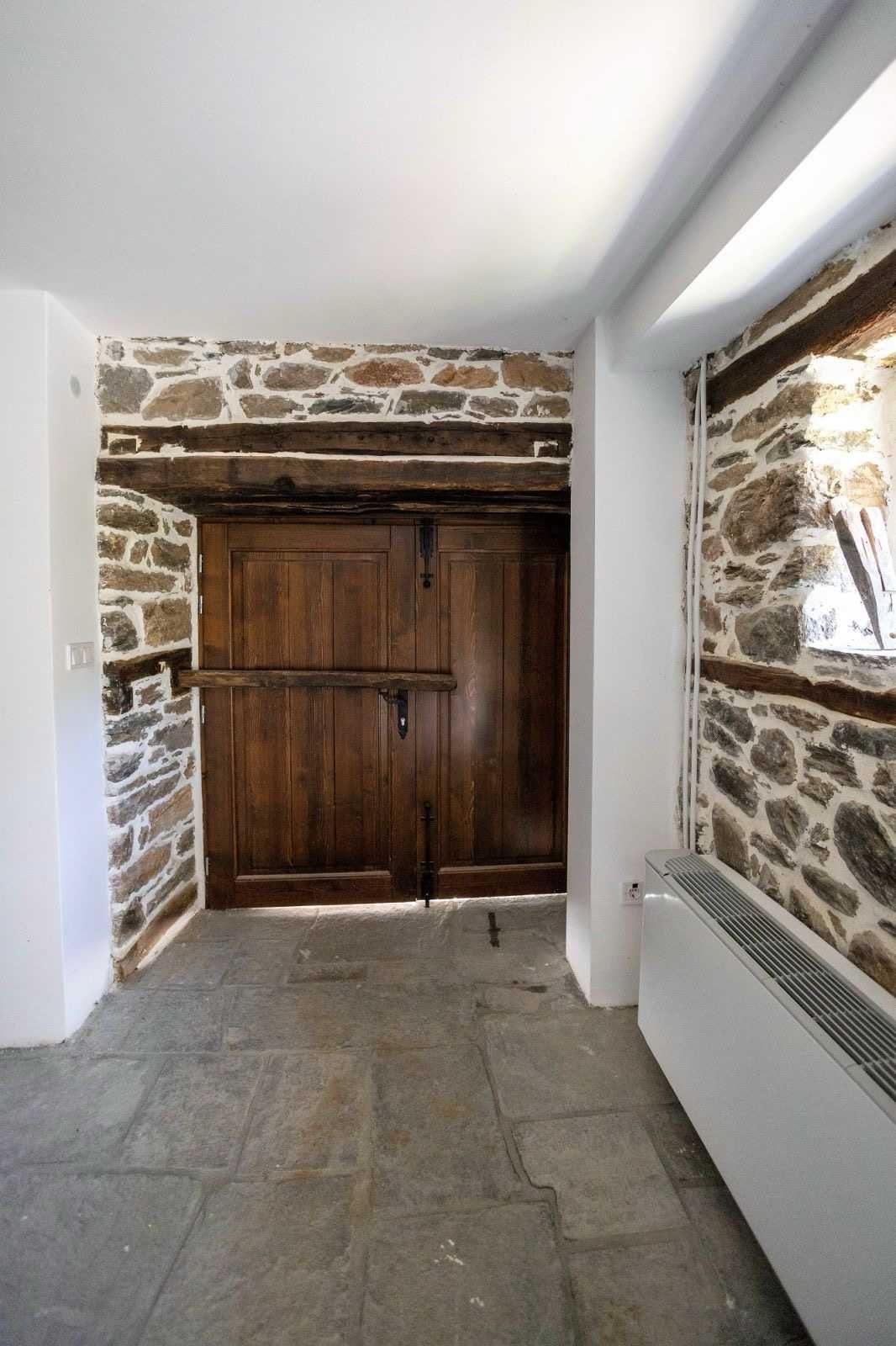 Продава се реновирана къща на три етажа в село Косово