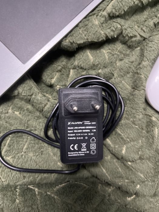 Vând laptop Allview AllBook H folosit + încărcător + mouse wireless