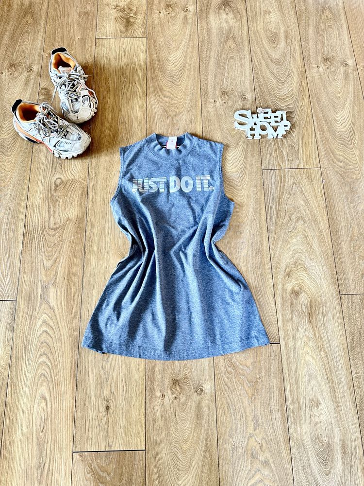 Суперудобен топ Nike