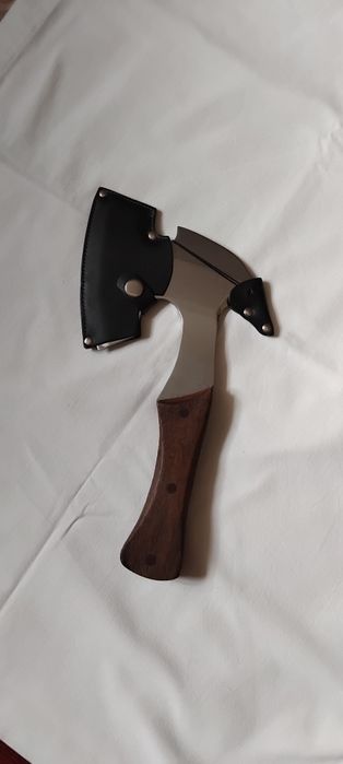 Топорик в чехле.