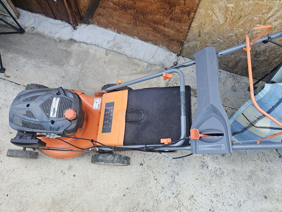 Mașină de tuns iarba