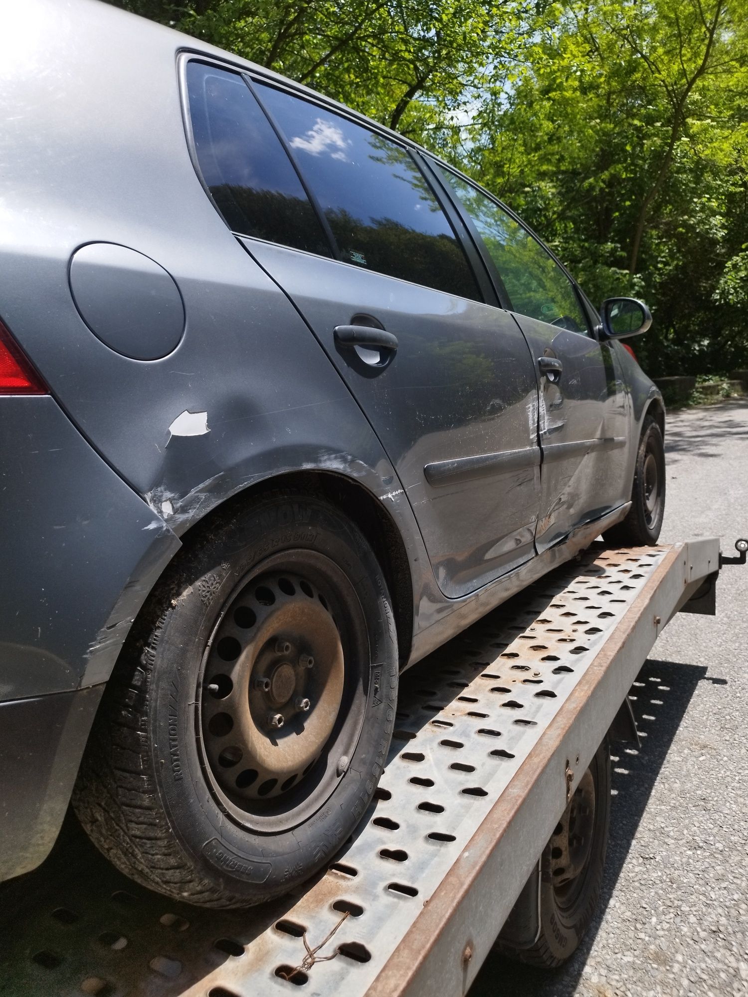 vind vw golf 5 ușor avariat 1,4 benzina