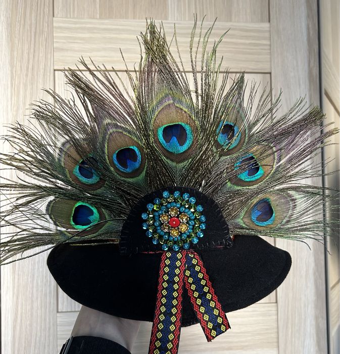 Pălărie cu model traditional cu pene de păun- model petru copii