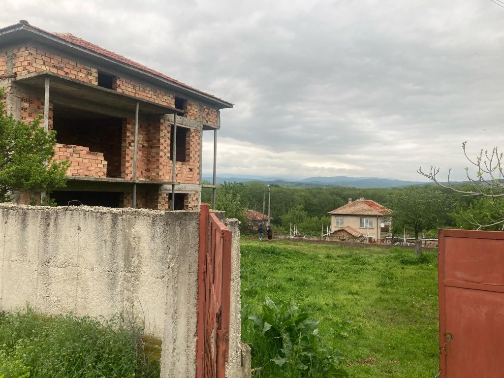 Къща с двор в село Бегунци