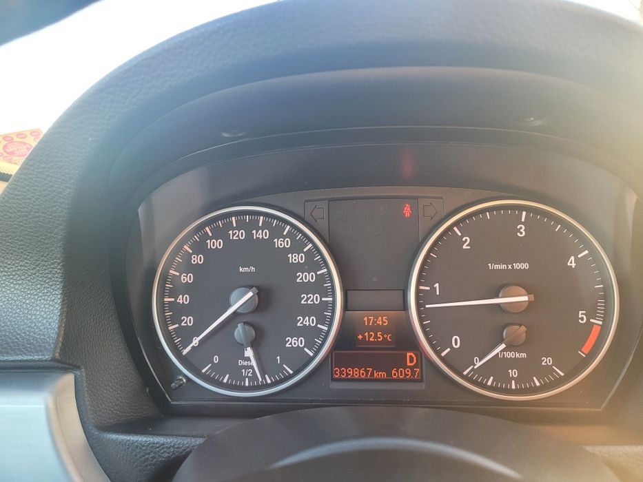 BMW seria 3 e90 anul 2011 luna11