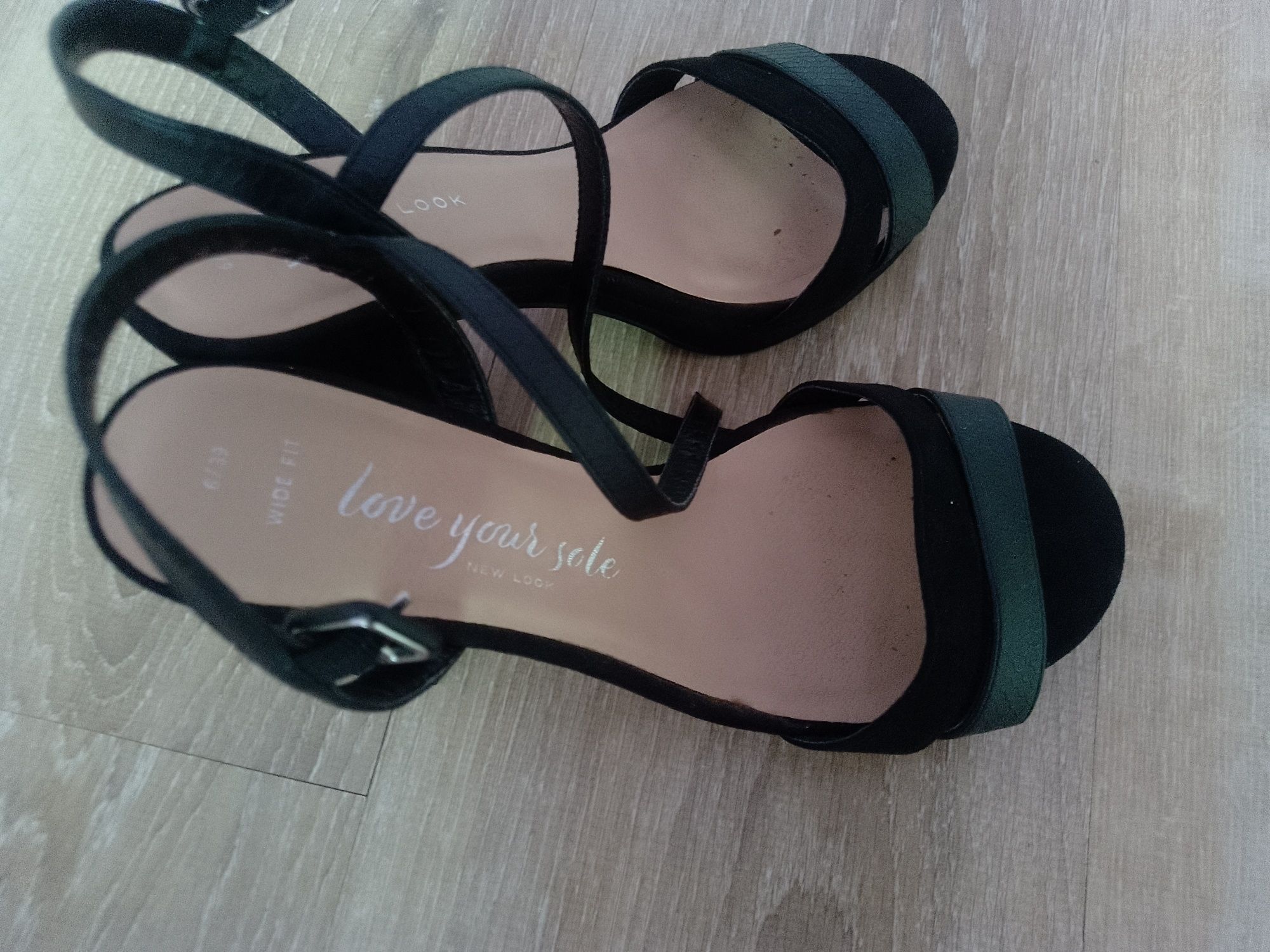 Vând sandale mărimea 39-40
