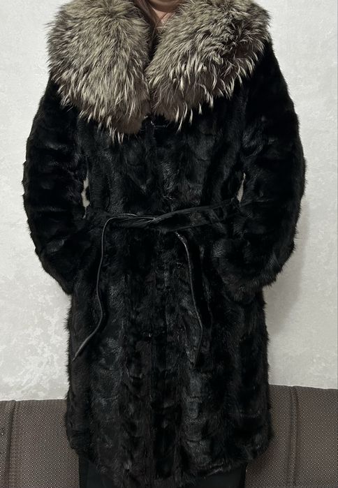 Продам шубу лобики норки, воротник писец .