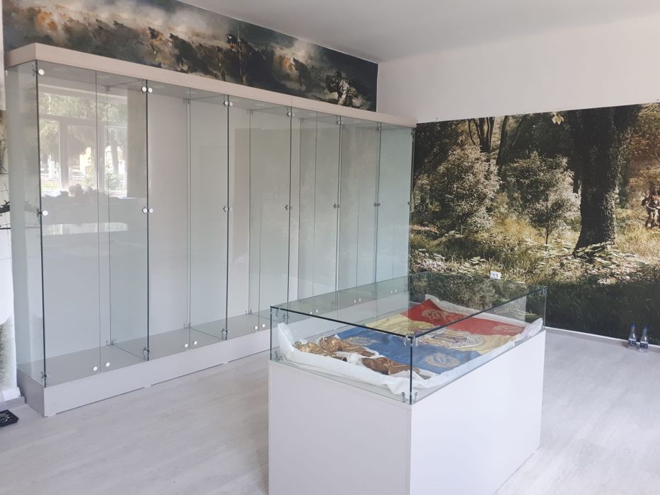 Vitrine expoziționale pentru muzee, bijuterii, parfumerii,GSM – produc