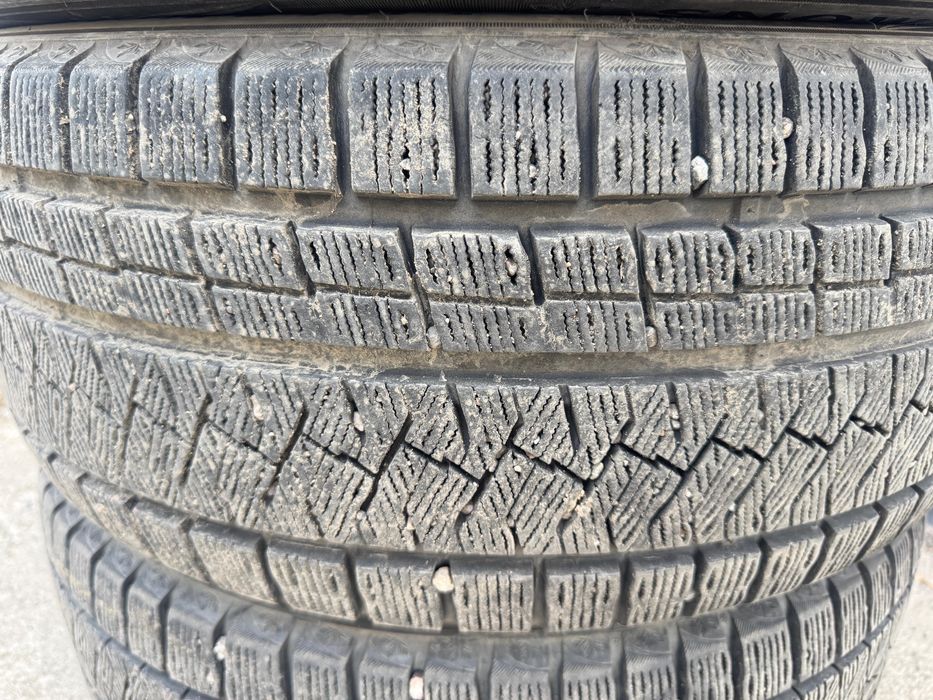 Продам зимний комплект шин