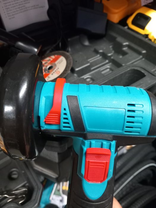 Mini flex cu 2 acumulatori ,încărcător și 10 pânze rezerva