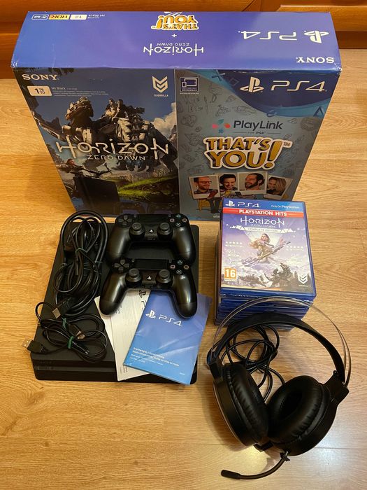 PlayStation 4 Slim 1TB, два джойстика и 10 игри