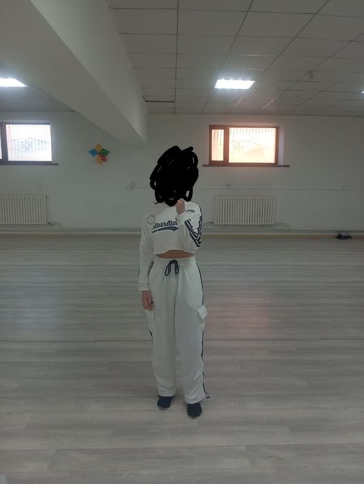 белый костюм( тип под спортивный)