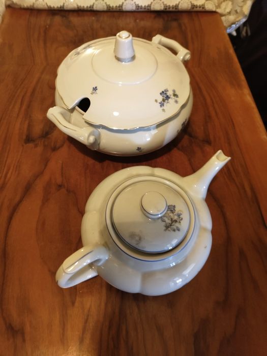 Стари Български порцеланови супник и чайник...