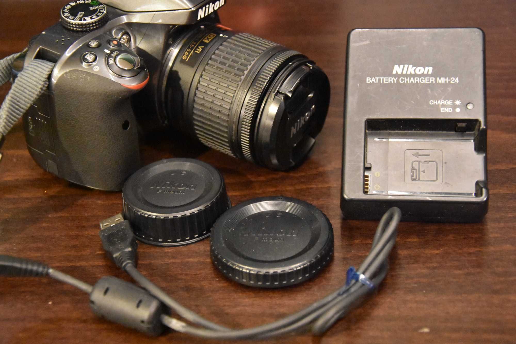 Продавам фотоапарат Nikon D3300 + обектив Nikkor 18-55