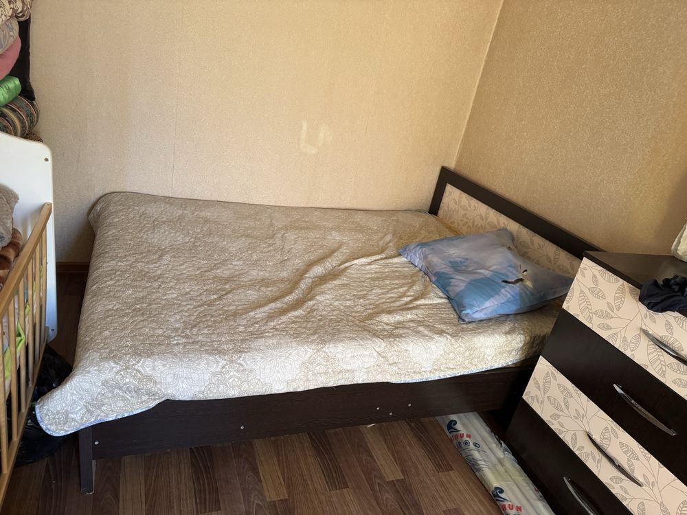 Кровать и тумба в хорошом состояние