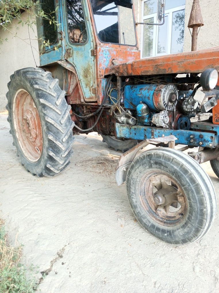 Traktor sotiladi