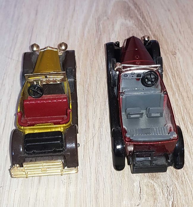 Две старинни колекционерски колички