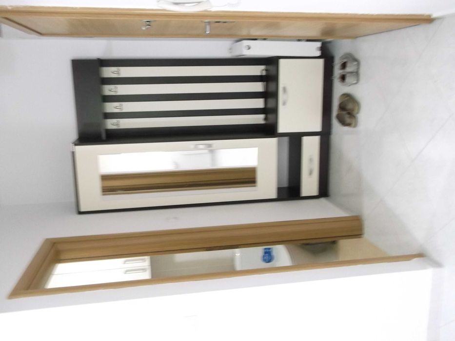 Inchiriez apartament cu trei camere.