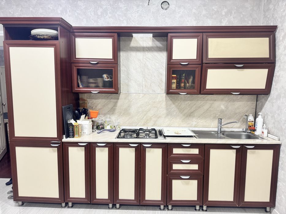 Продается кухонный гарнитур с встроенным холодильником и с газом!