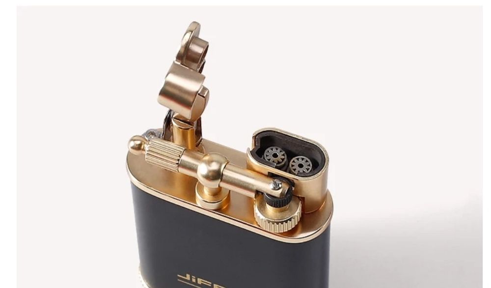 Запалка в четири варианта:черно с хром,черен мат,червено или синьо