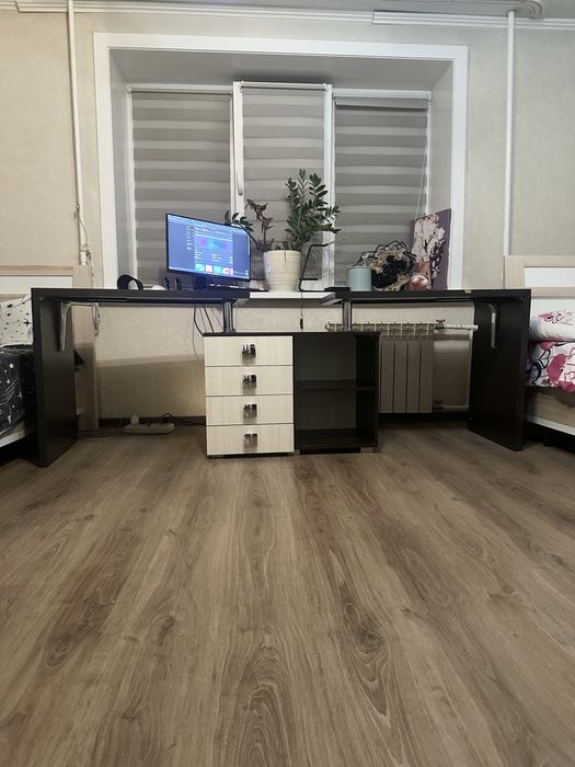 Продам стол для двоих , с полкой по середине