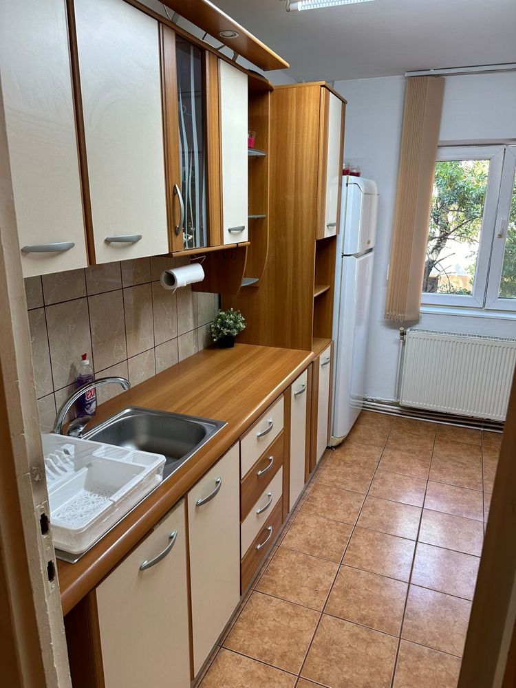 Inchiriez ap.3 camere