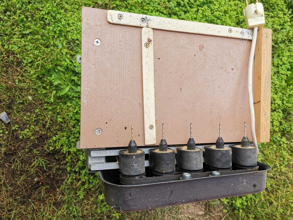 Машина за пробиване на пчелни рамки