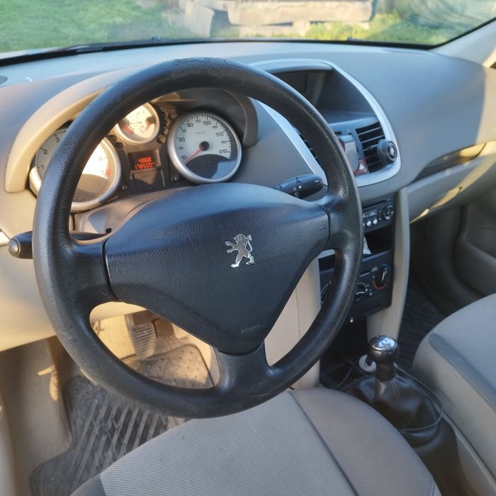 Vând Peugeot 207 benzina 1,4