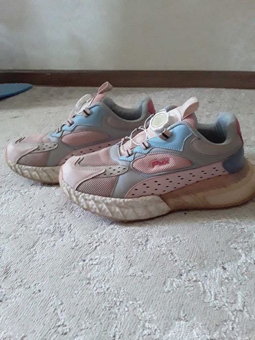 Продам кроссовки. (Женский,девчатии). Р-37.