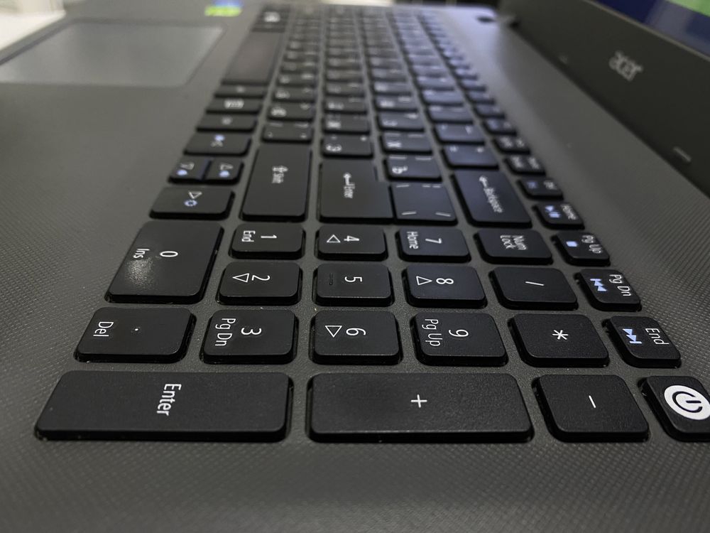 Мощный ноутбук Acer  для студентам и офисным работникам