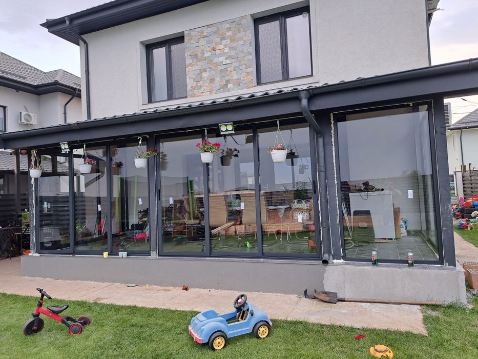 Uși glisante din aluminiu