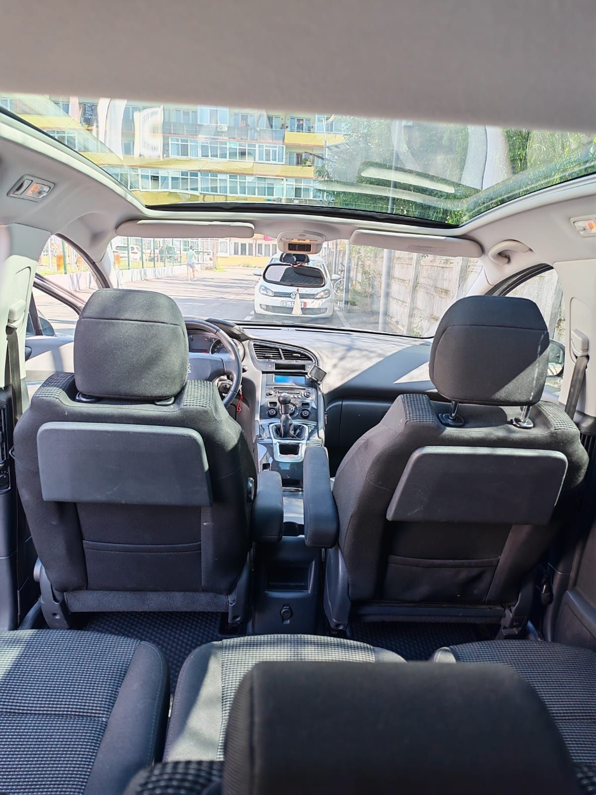 Vând Peugeot 5008 an 2012 motor 1.6         16 Valve Benzina