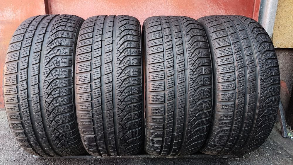 4бр. зимни гуми 235/40/19 Pirelli PZero Winter 
dot2921
6.7mm
Гумите с