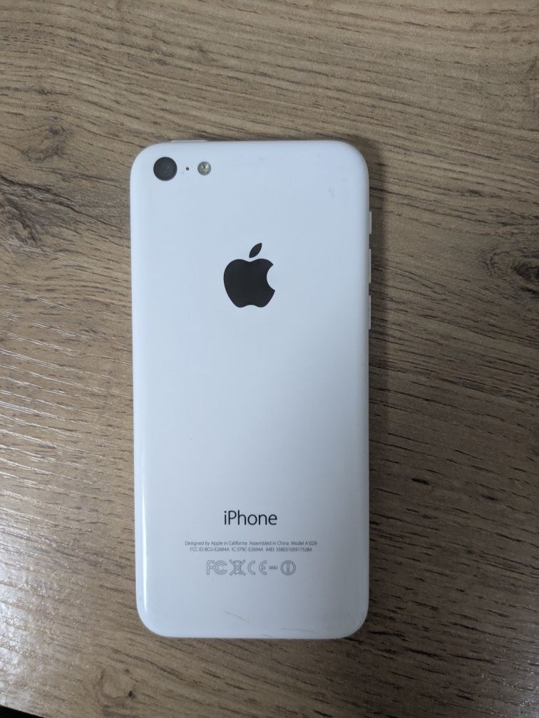 iPhone 5C в хорошем состоянии
