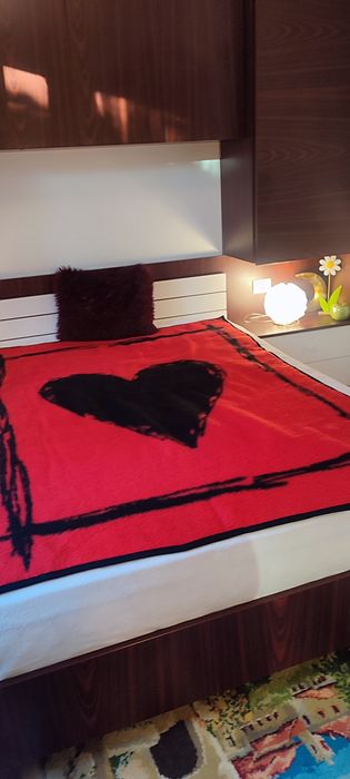 Pătură groasă, 140/190 cm, roșu cu negru, imprimeu inimă
