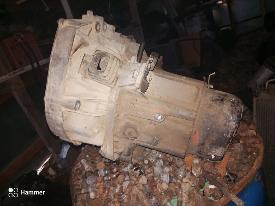 Продавам ръчна скоростна кутия за Рено clio 2 1,2 бензи