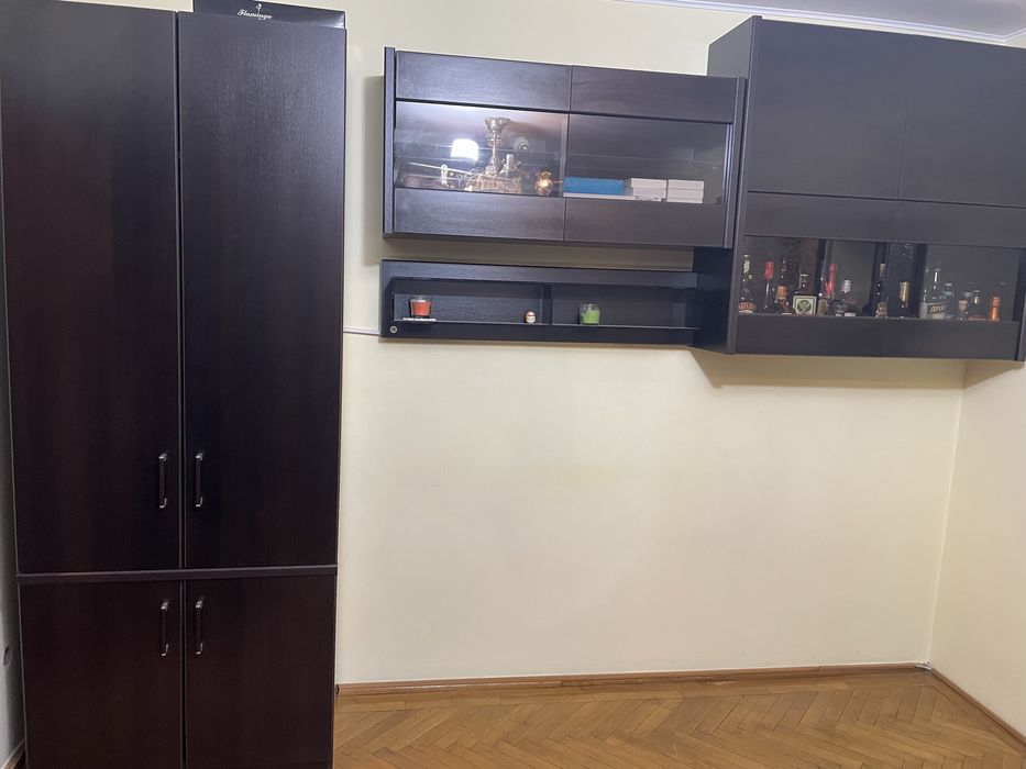 Vand set mobilier sufragerie, dulapuri suspendate, canapea extensibila