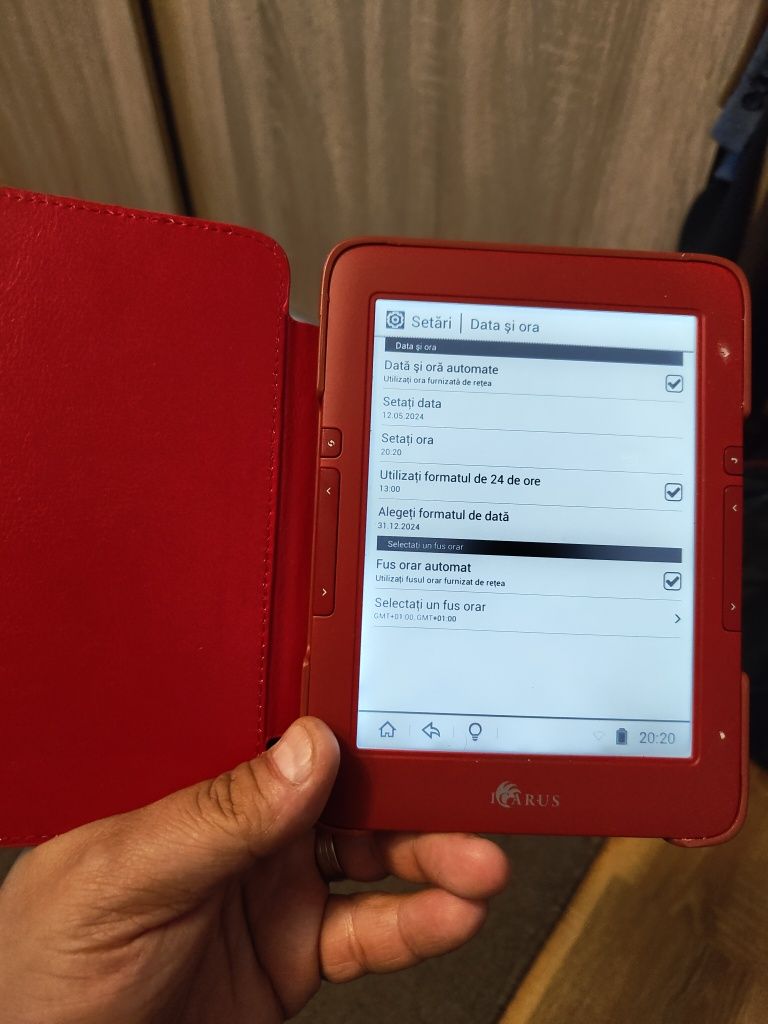 Vând ebook reader Kobo Icarus Ilumina 2 HD roșu  E653