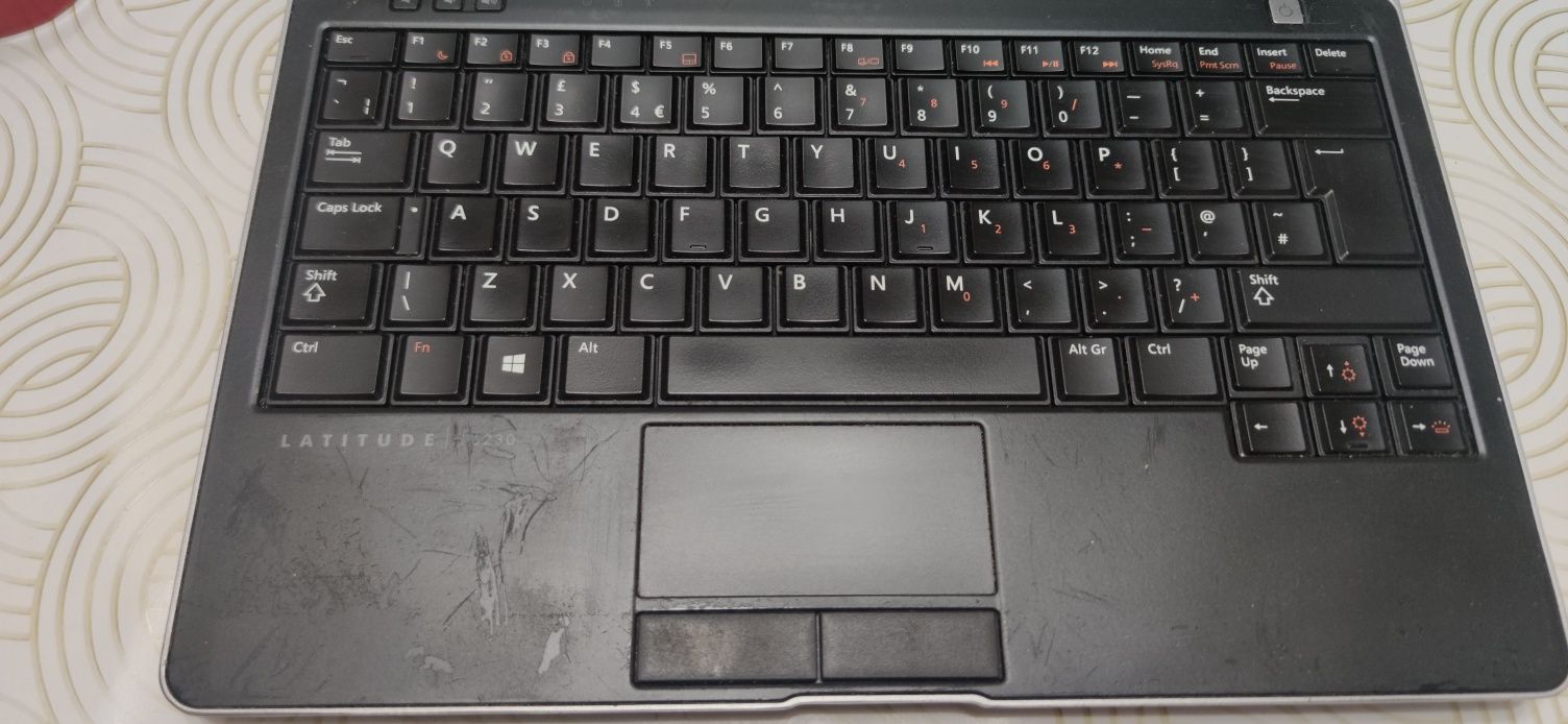 Лаптоп Dell latitude отлично работещ на ТОП ЦЕНА