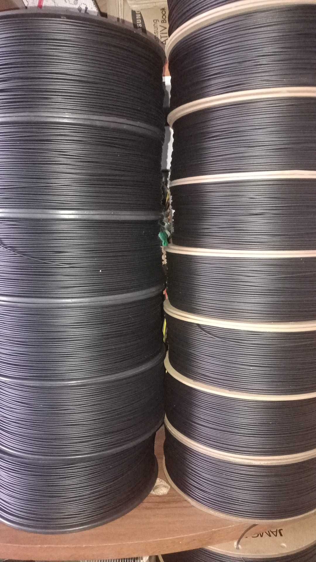 продавется филамент черный 1,75