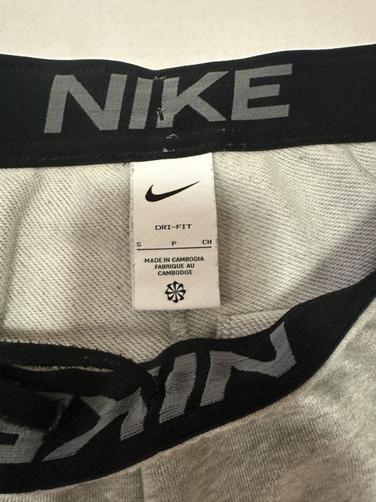 Сиво долнище Nike
