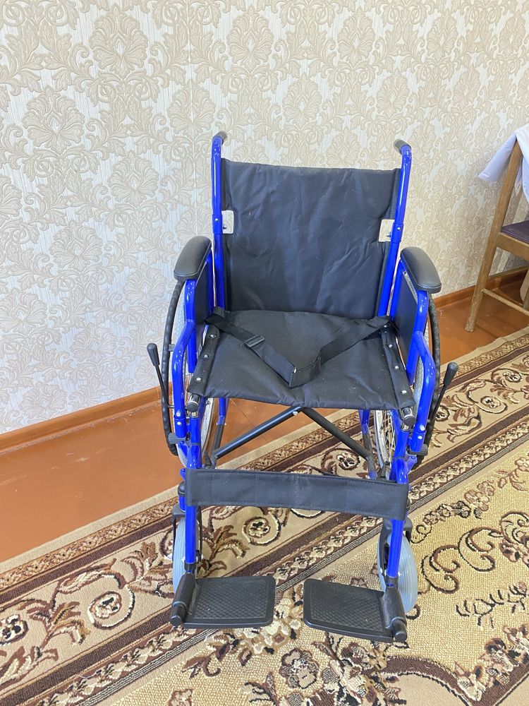 Продам прогулочную  инвалидную коляску.