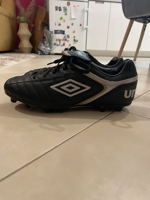 Футболни калеври за истинска трева UMBRO