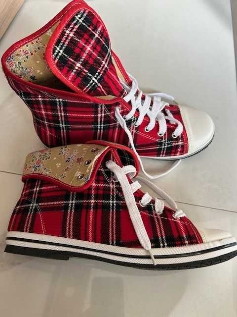 Чисто нови карирани кецове