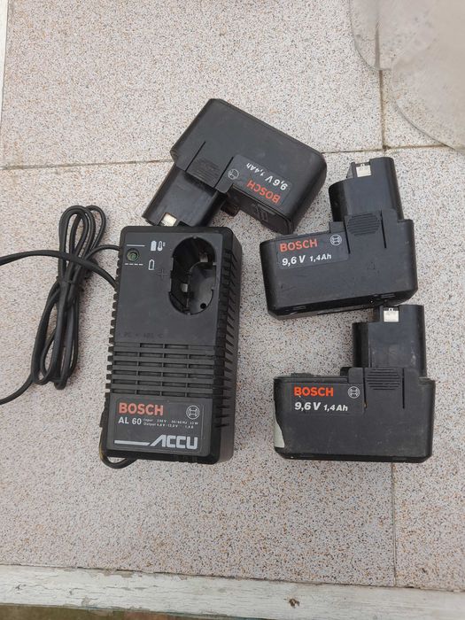 Винтоверт BOSCH добре работещ с зарядно и три батерии!