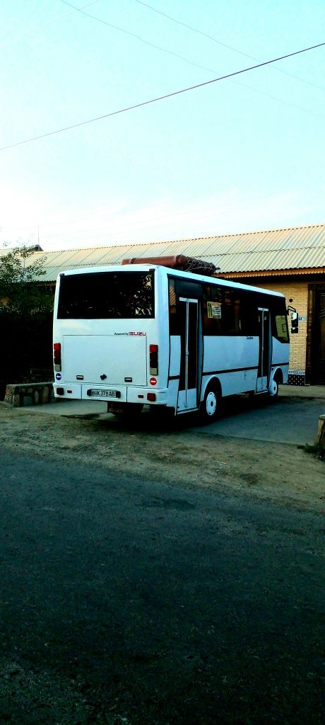 Isuzu avtobus sotiladi