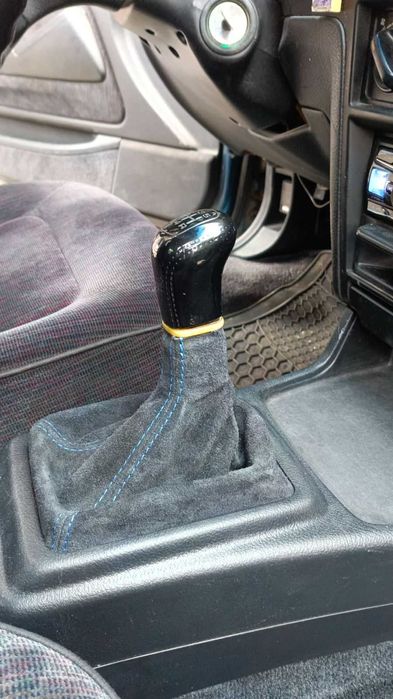 Естествена кожа. Ушиване на маншон за скоростен лост.