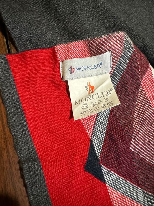 Шал Moncler.          K